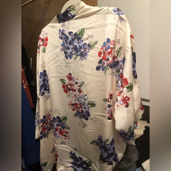 Violet + Claire Silky Polyester Kimono Jacket - 660 $30 or $25 w/offer - Picture 4 of 5